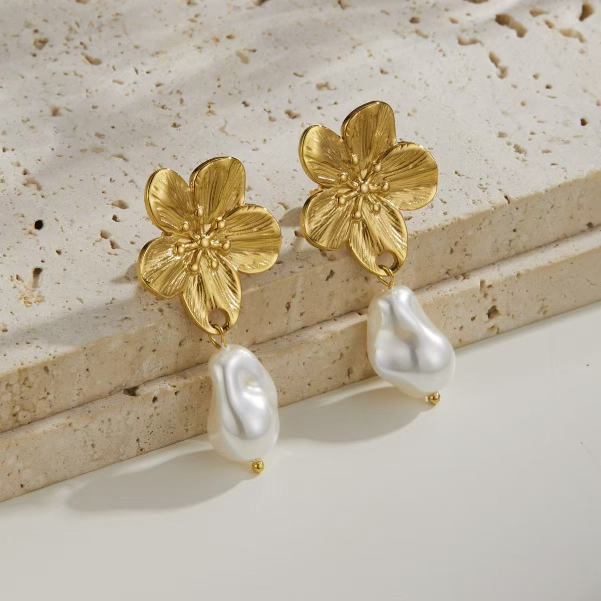 Flower & pearl earrings