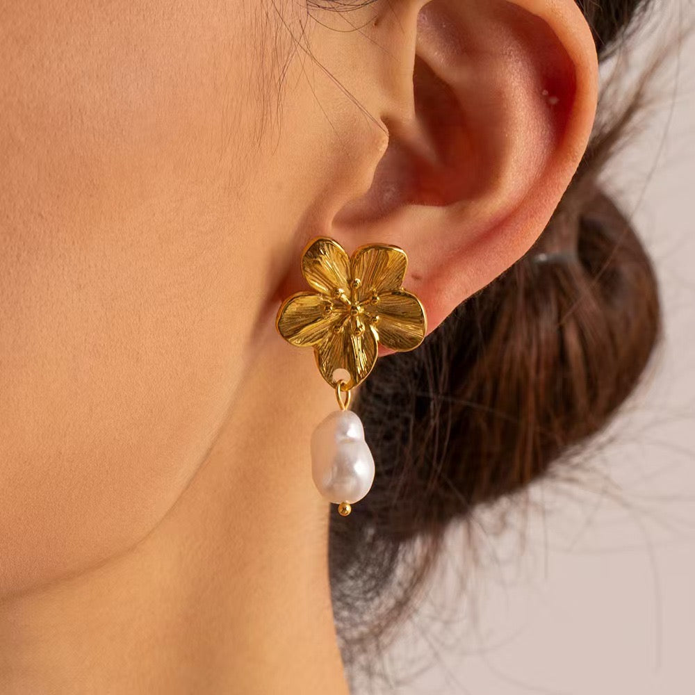Flower & pearl earrings