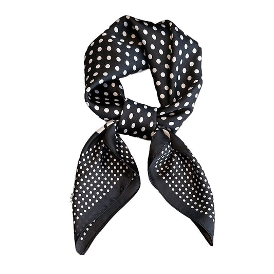 Pañuelo negro con puntos
