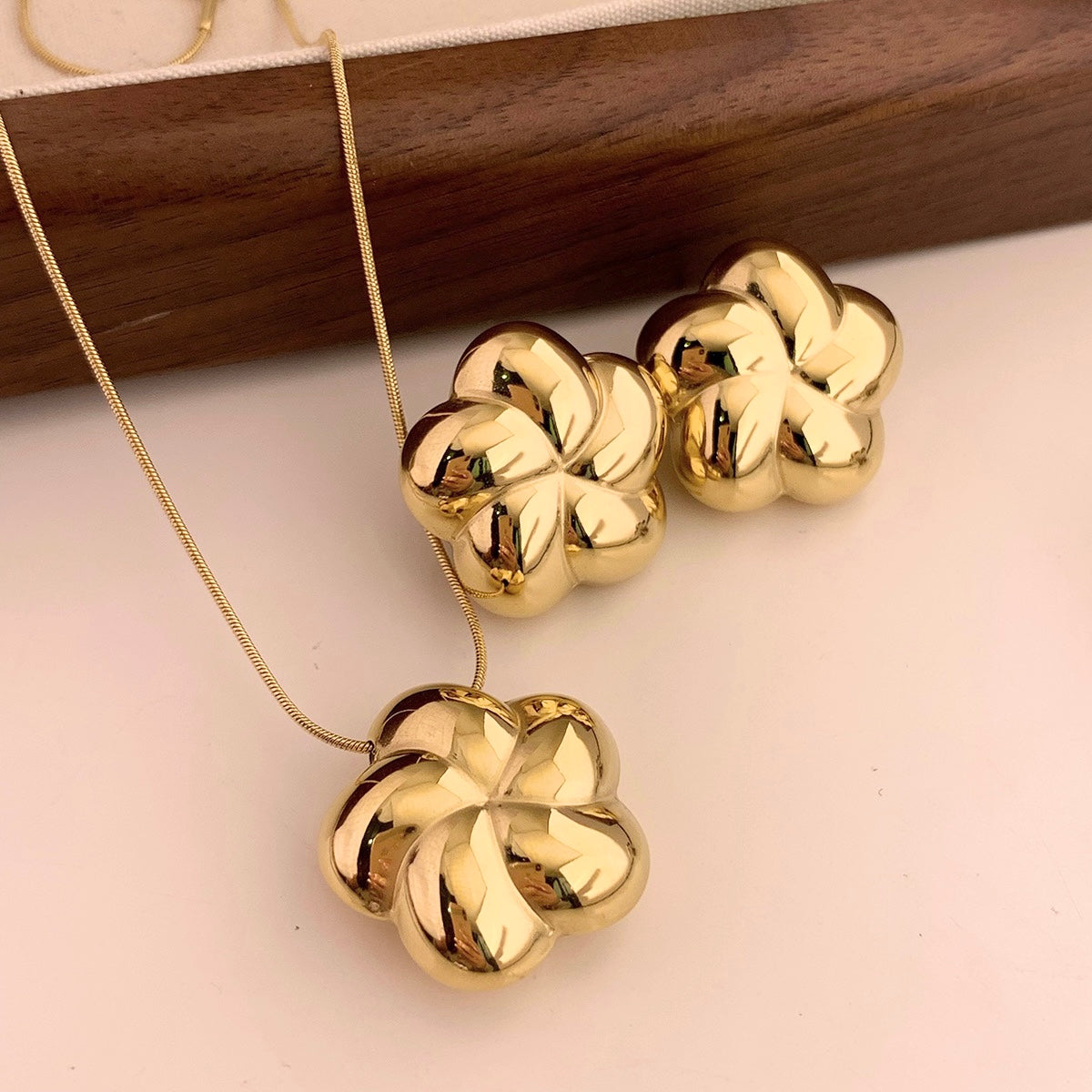 Set Gold Flower - Collar y aretes