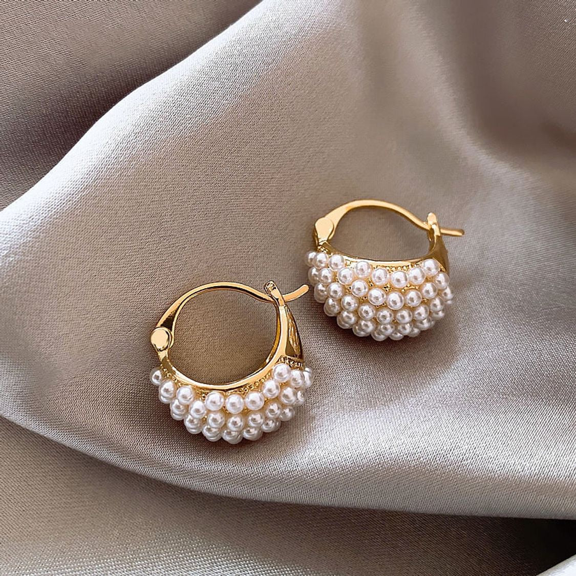 Pearl chunky hoops